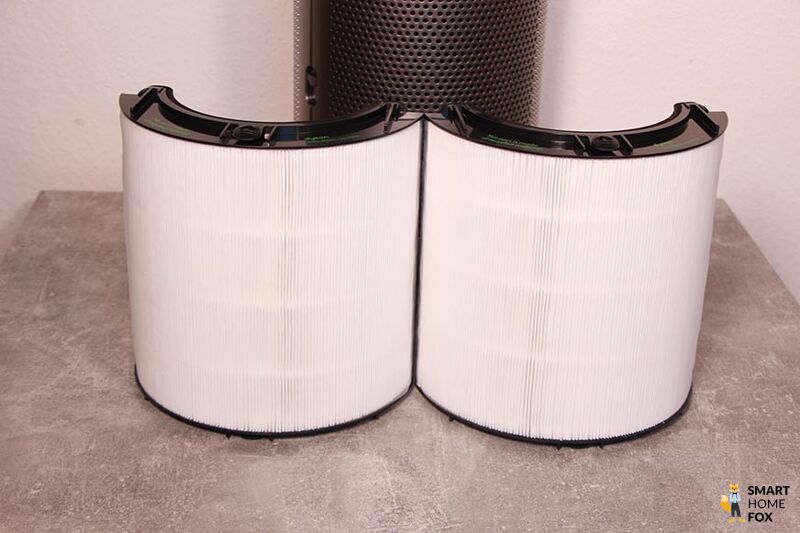 Die 2 gerundeten HEPA-Filter der Klasse H13 vom Dyson Purifier Cool Autoreact TP7A stehen auf einem Tisch nebeneinander